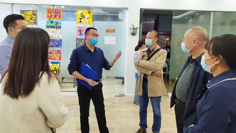 小标题：行业现状：用户增长放缓，渠道选择需谨慎